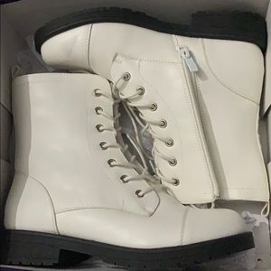 Size 7 White TOP Moda boots